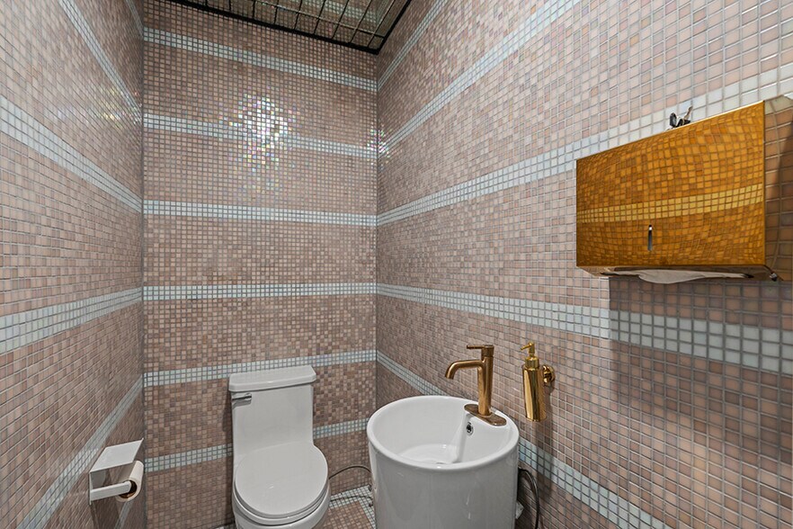 More Photos Of 8687 Venice Blvd, Los Angeles Storefront For Lease