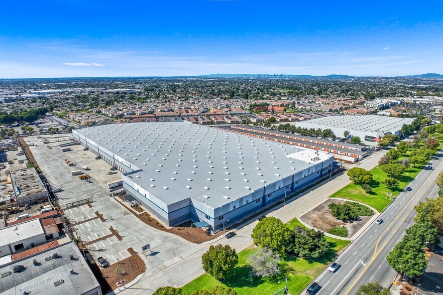 More Photos Of 12352 Whittier Blvd, Whittier Distribution For Sale