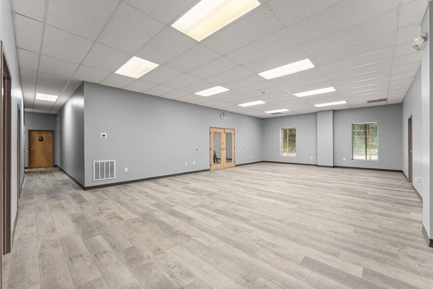 More Photos Of 3917 Old Flowery Branch Rd, Oakwood Flex For Lease