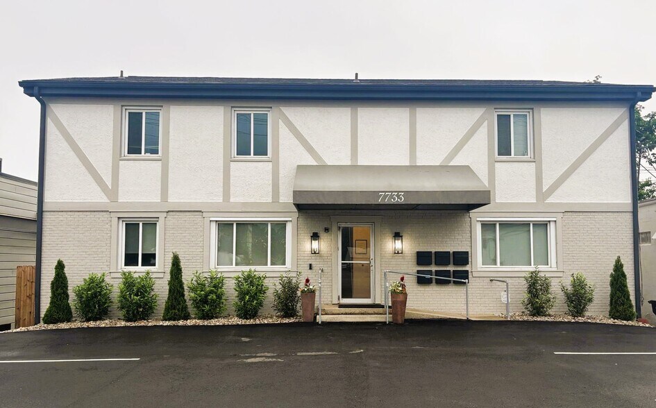 Primary Photo Of 7733 Beechmont Ave, Cincinnati Office For Lease