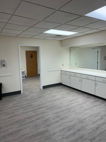 More Photos Of 6685 Merchants Way, Morrow Medical For Lease