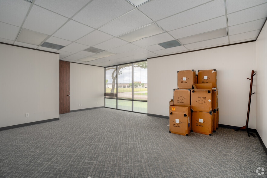 More Photos Of 10435 Greenbough Dr, Stafford Office For Lease