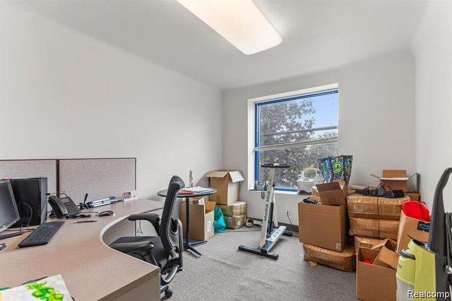 More Photos Of 3020 Oakwood Blvd, Melvindale Office For Sale
