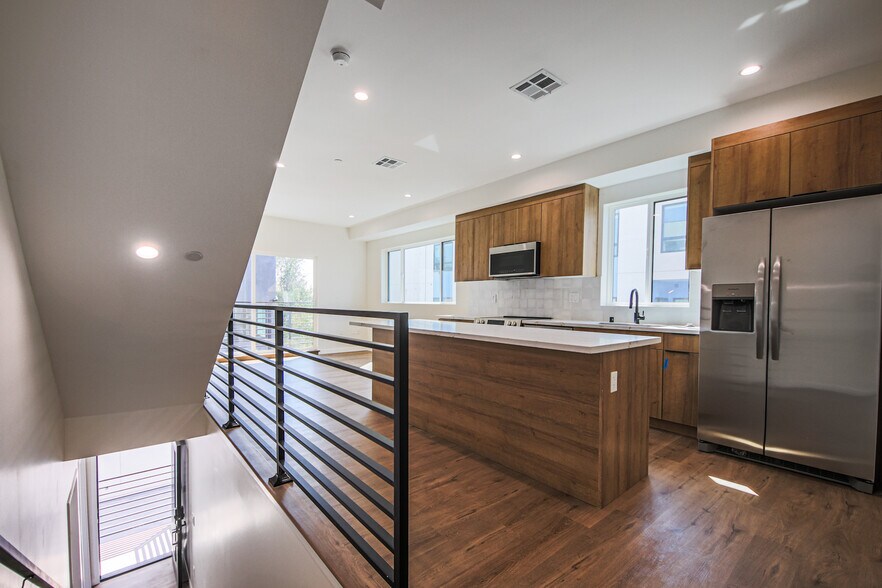 More Photos Of 2129 Aaron St, Los Angeles Apartments For Sale