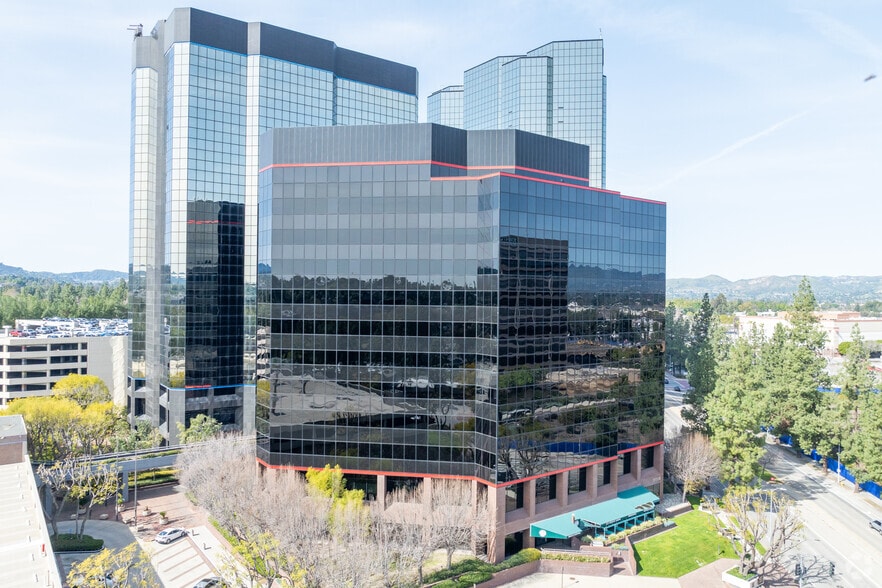 More Photos Of 21550 Oxnard St, Woodland Hills Office For Lease
