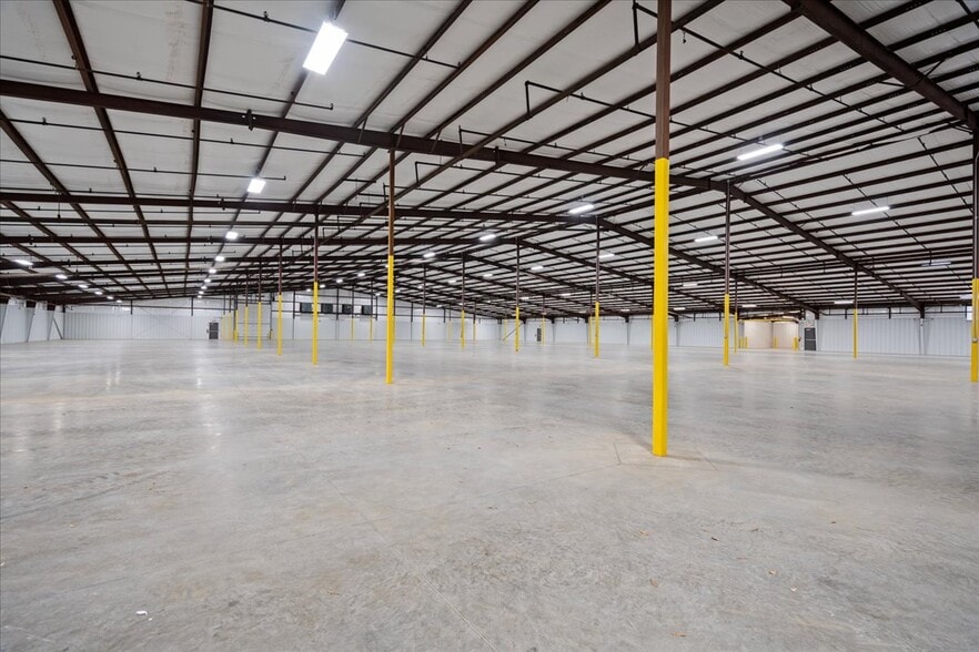 More Photos Of 223 W Pearl St, Lamar Industrial For Lease