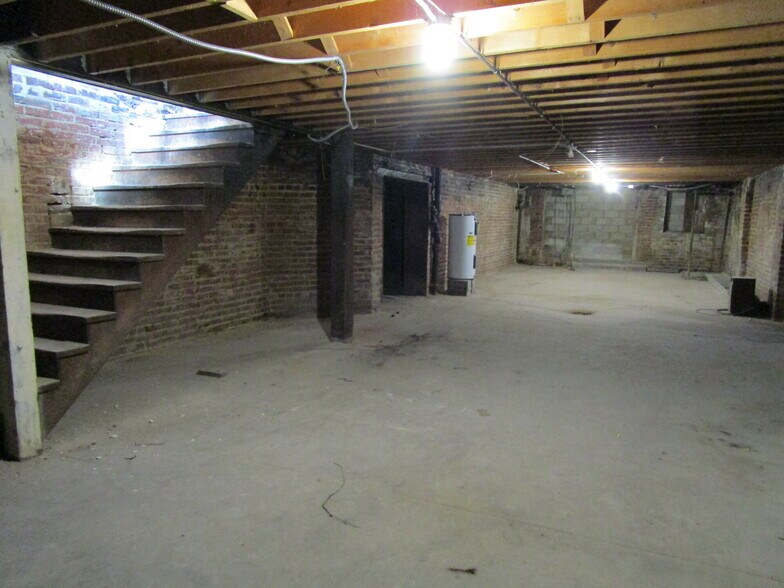 More Photos Of 613 S 16th St, Omaha Freestanding For Lease