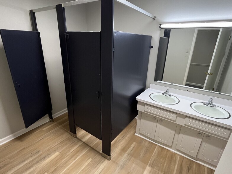 More Photos Of 4425 N Blackstock Rd, Spartanburg Warehouse For Lease