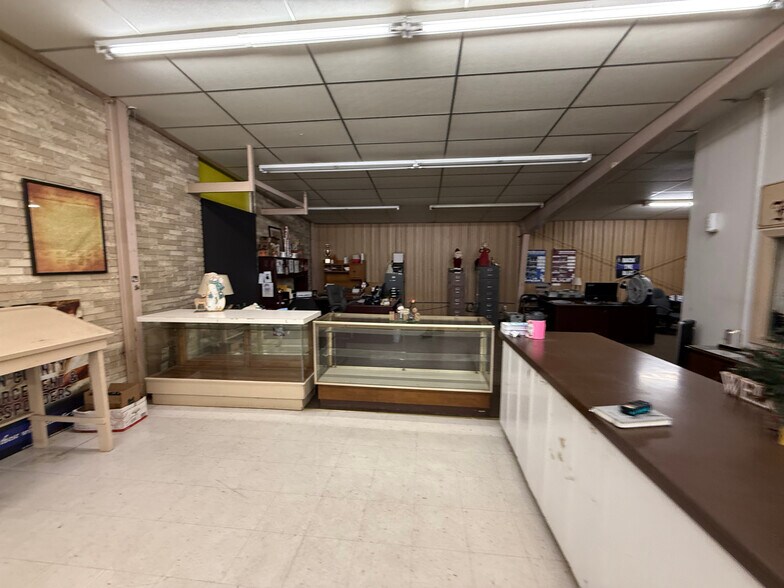 More Photos Of 306 N Wells St, Edna Office For Sale