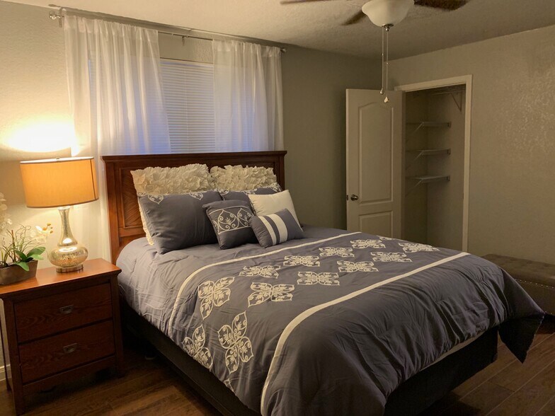 More Photos Of 1302 Camaron St, San Antonio Warehouse For Sale