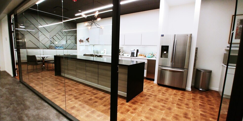 More Photos Of 10201 N Illinois St, Indianapolis Office For Lease