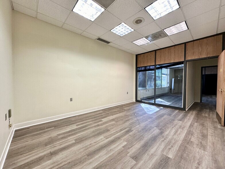 More Photos Of 8 Lester St, Martinsville General Retail For Sale