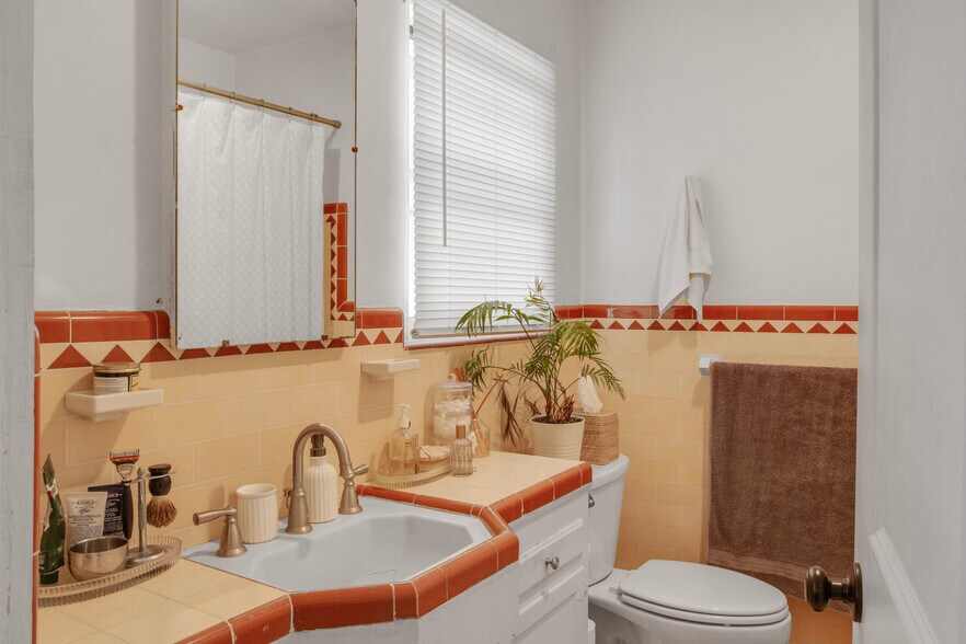 More Photos Of 209 Mira Mar Ave, Long Beach Multifamily For Sale