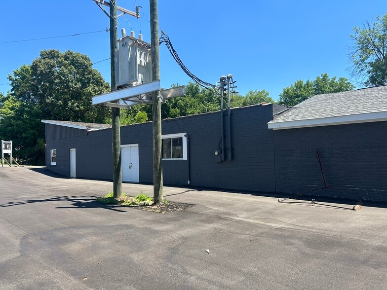 More Photos Of 300 Guthrie St, Graham Warehouse For Sale