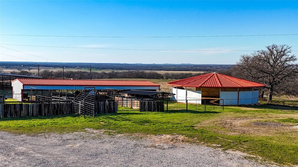 More Photos Of 7206 S FM 51, Boyd Veterinarian Kennel For Sale
