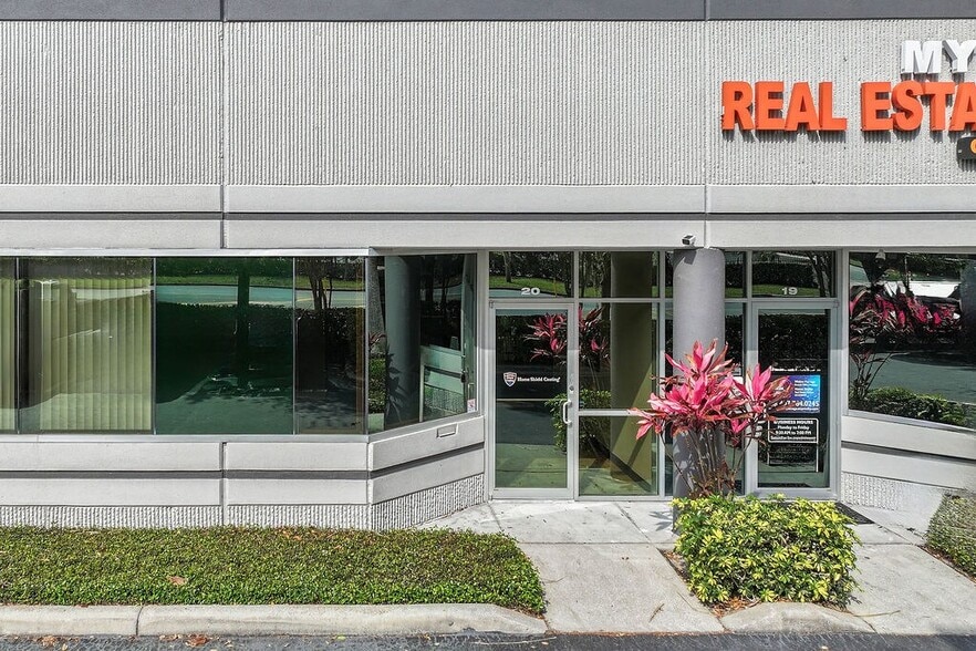 More Photos Of 7901 Kingspointe Pky, Orlando Showroom For Sale