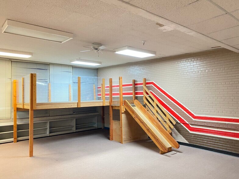 More Photos Of 670 Main Ave, De Pere Schools For Lease