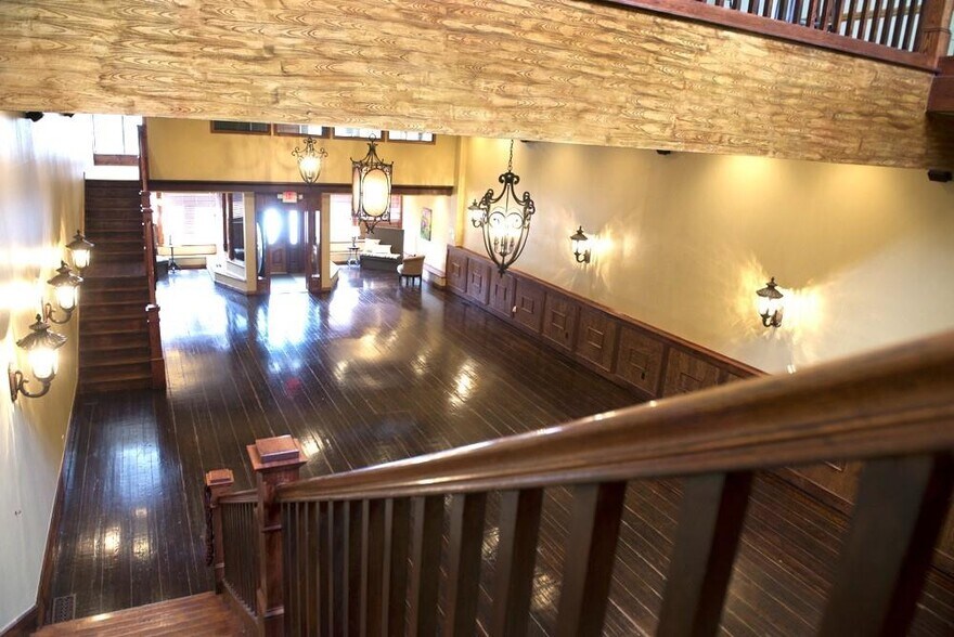 More Photos Of 117 W Walnut St, Rogers Restaurant For Lease