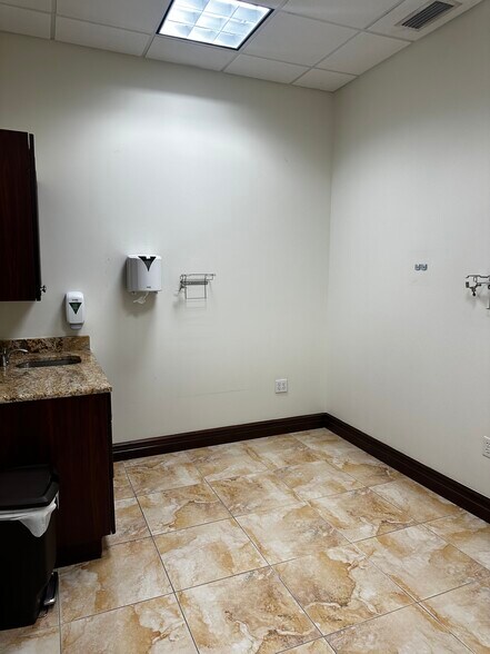More Photos Of 14131 Metropolis Ave, Fort Myers Medical For Lease