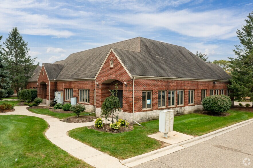 More Photos Of 36520 Grand River Ave, Farmington Hills Unknown For Lease