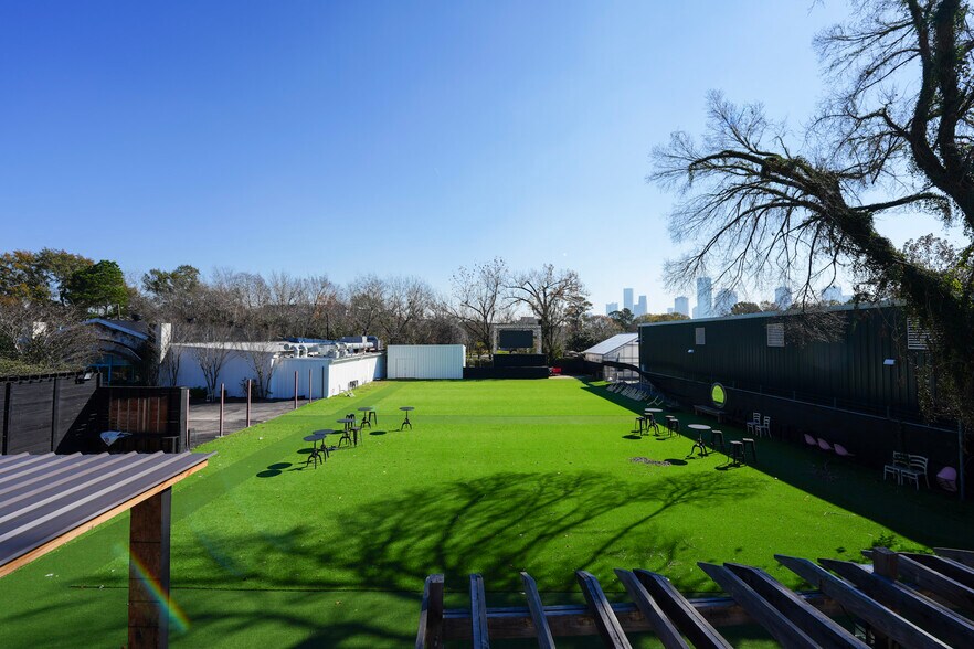 More Photos Of 2735 Washington Ave, Houston Freestanding For Lease