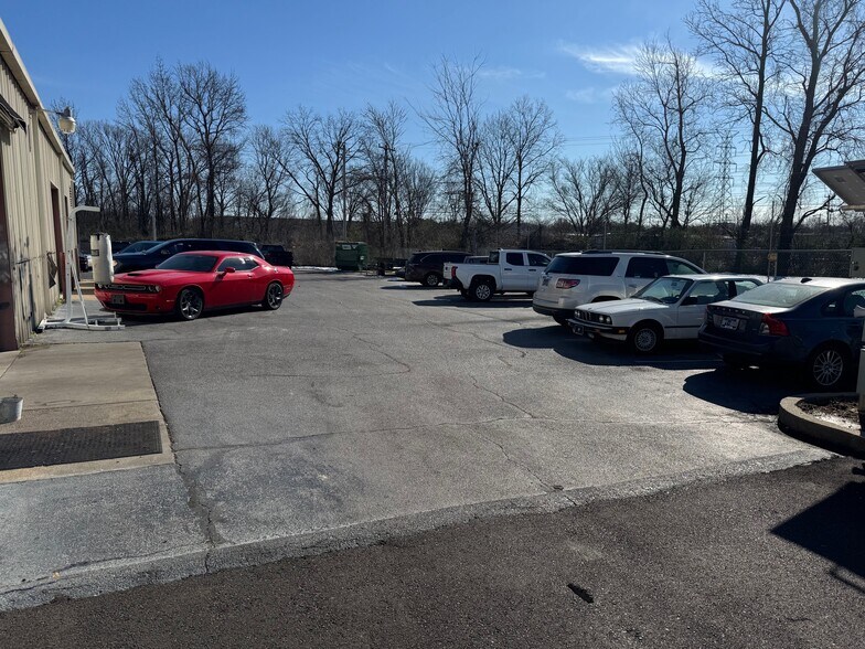 More Photos Of 2370 Covington Cv, Memphis Auto Repair For Lease