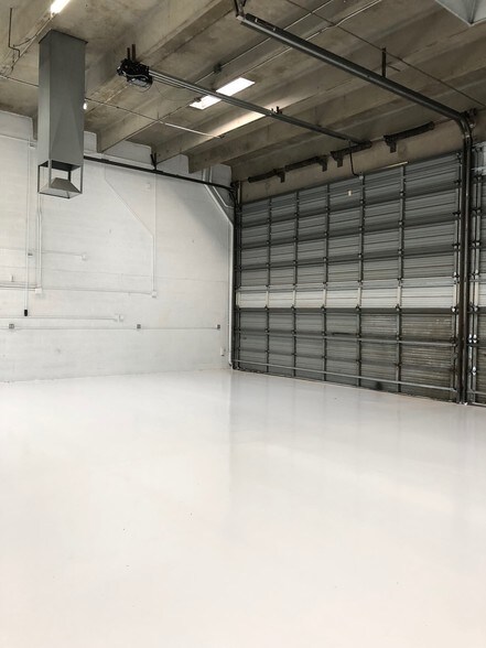 More Photos Of 15015 N 74th St, Scottsdale Distribution For Lease