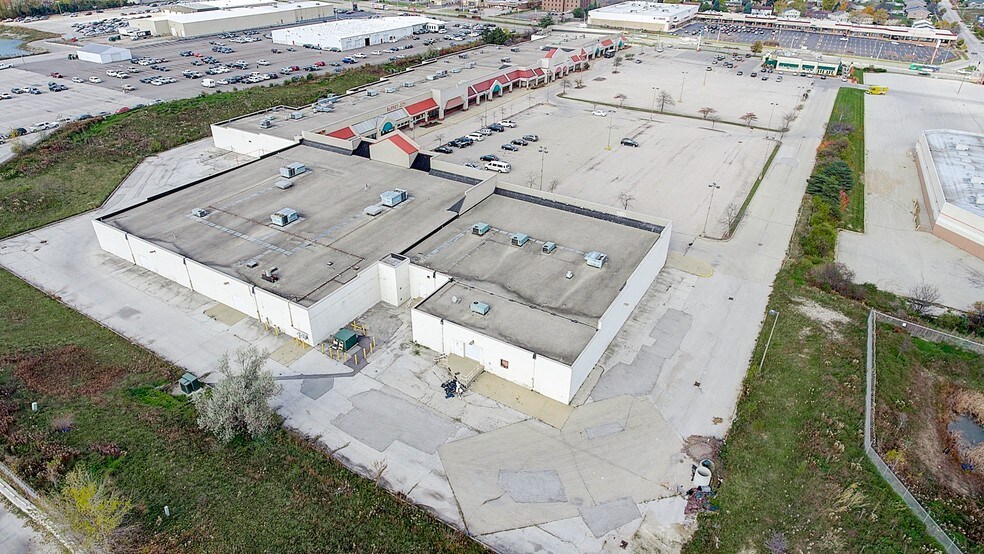 More Photos Of 8615-8665 W Brown Deer Rd, Milwaukee General Retail For Lease