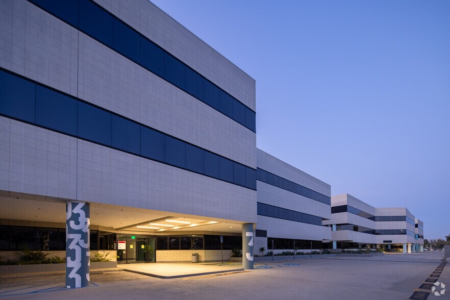 More Photos Of 6345 Balboa Blvd, Encino Unknown For Lease