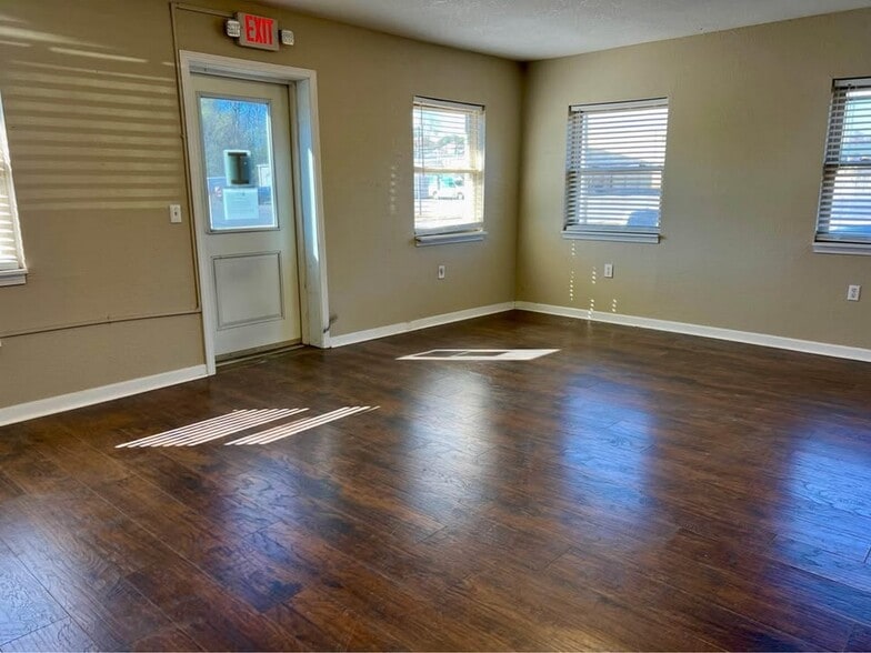 More Photos Of 602 Veterans Dr, Florence Flex For Sale