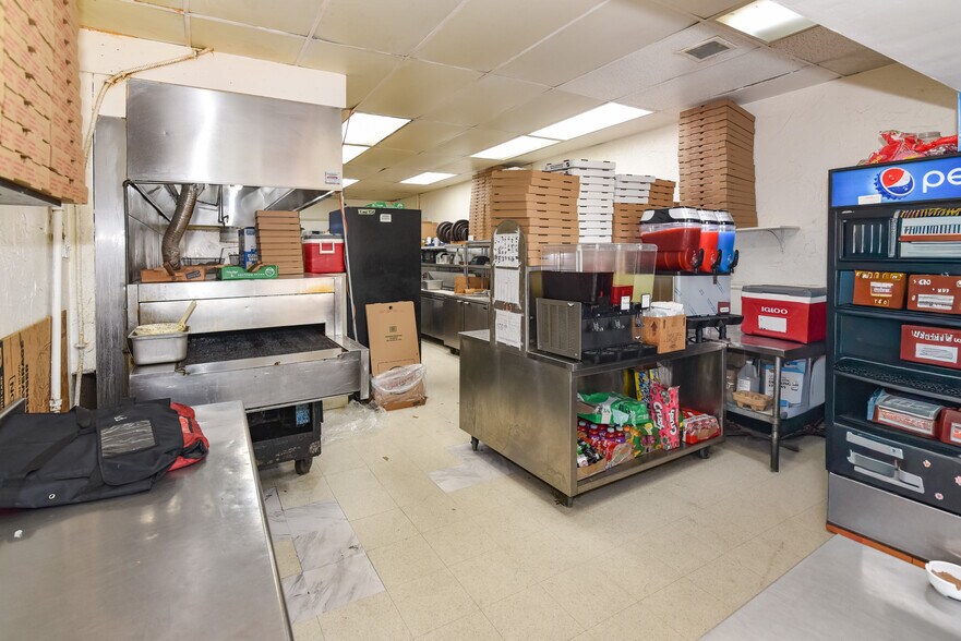 More Photos Of 5900 York Rd, Baltimore Storefront Retail Office For Sale