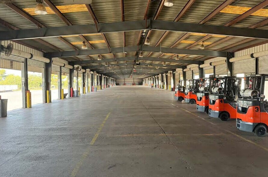 More Photos Of 4410 Pan American Blvd, Laredo Warehouse For Lease