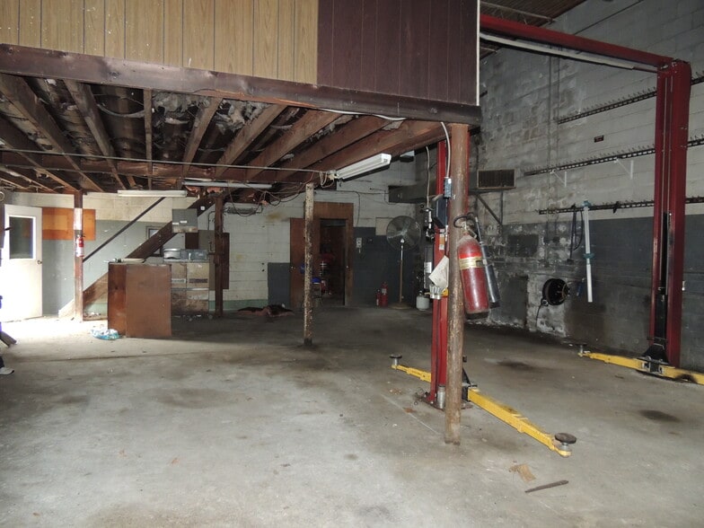 More Photos Of 10353 Doyle Blvd, Mckenney Auto Repair For Sale