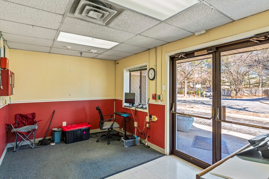 More Photos Of 211 Edds Ln, Sterling Schools For Lease