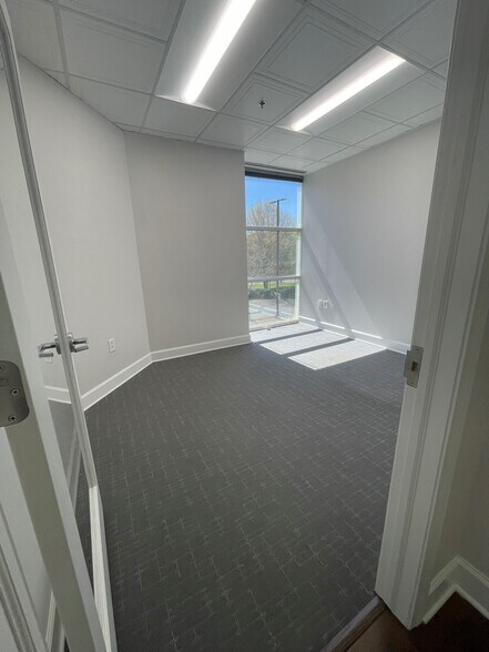 More Photos Of 3005 Royal Blvd S, Alpharetta Office For Lease