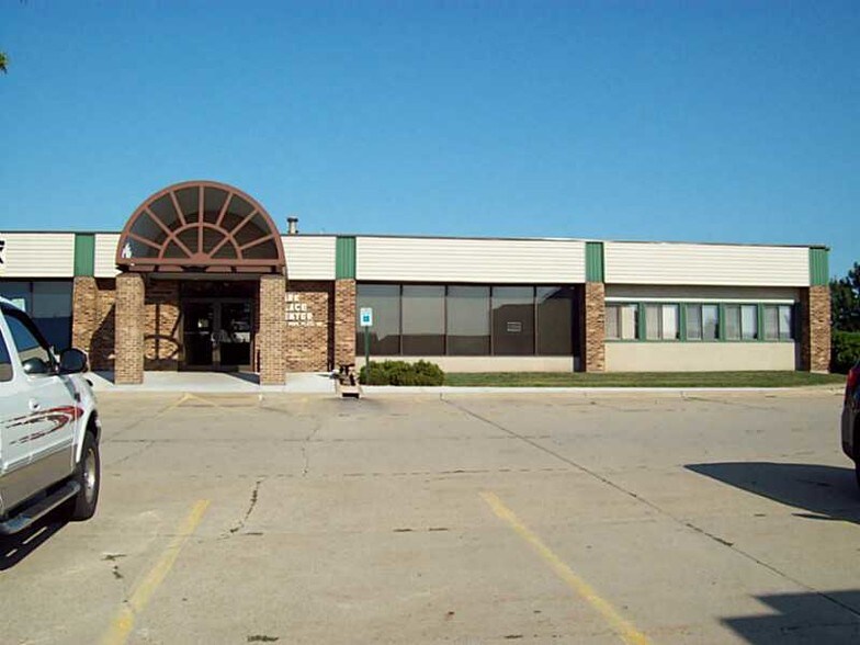 More Photos Of 1241 Park Pl NE, Cedar Rapids Office For Lease