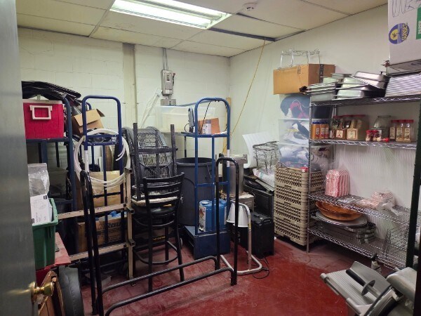 More Photos Of 6 Dexter Plz, Pearl River Warehouse For Lease