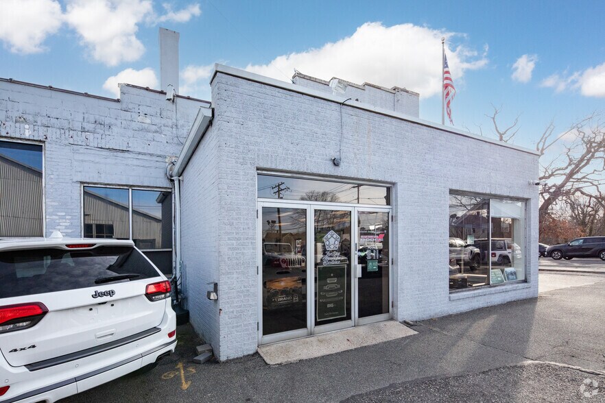 More Photos Of 642 W Main St, Riverhead Auto Dealership For Lease
