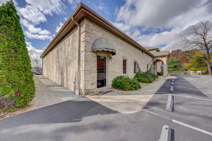 More Photos Of 1129 Thomas Jefferson Rd, Forest General Retail For Sale