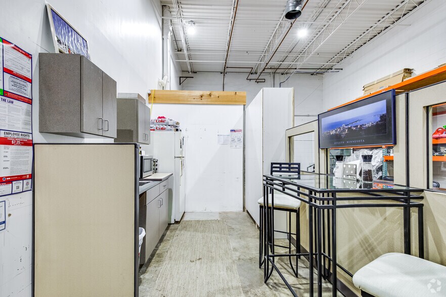 More Photos Of 3276 Fanum Rd, Vadnais Heights Service For Lease
