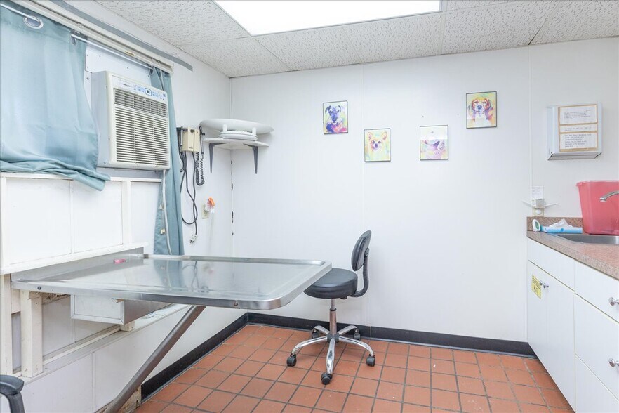 More Photos Of 21 Jackson St, Methuen Veterinarian Kennel For Sale