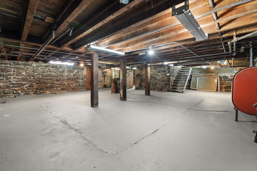 More Photos Of 102 Crosby St, Tekoa Flex For Sale