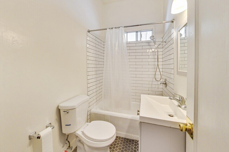 More Photos Of 2811-2815 Telegraph Ave, Berkeley Storefront Retail Residential For Sale