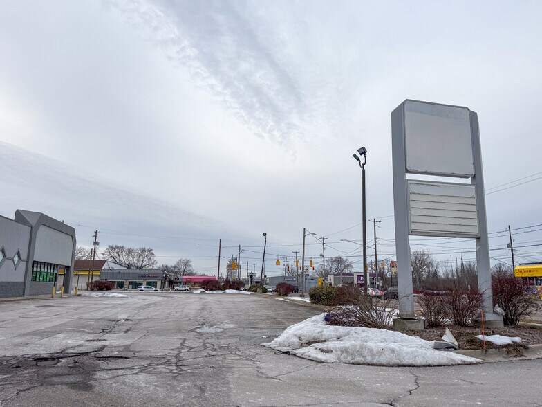 More Photos Of 3521 Corunna Rd, Flint Drugstore For Lease