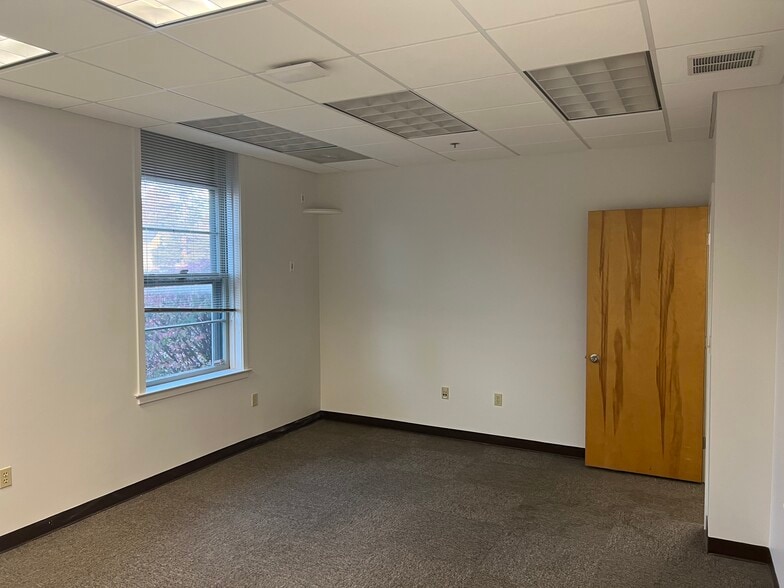 More Photos Of 250-260 Dodge Ave, East Haven Warehouse For Lease