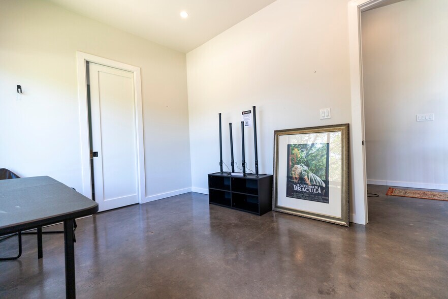 More Photos Of 4770 Iberia Ave, Dallas Showroom For Sale