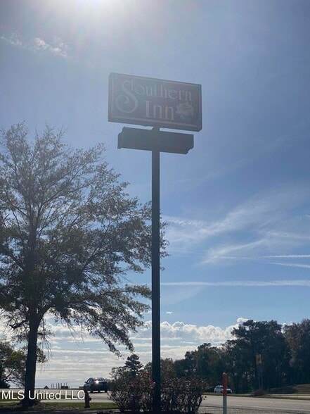 More Photos Of 404 Frontage Dr E, Wiggins Hotel For Sale