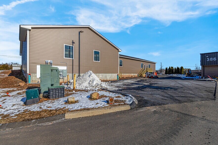 More Photos Of 400 Deming Rd, Berlin Flex For Lease