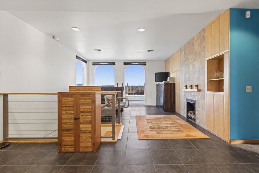 More Photos Of 4540 SW Kelly Ave, Portland Office For Sale