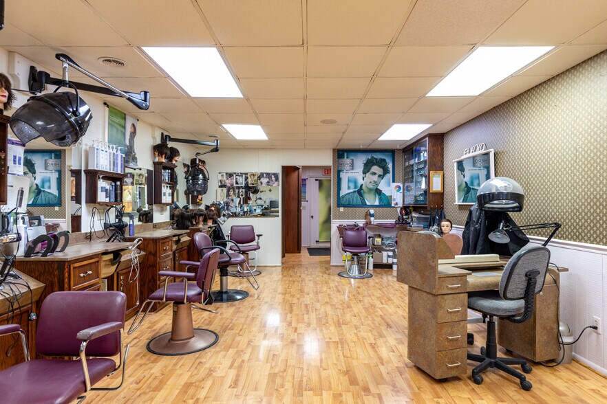 More Photos Of 501 S Douglas St, Appleton General Retail For Sale